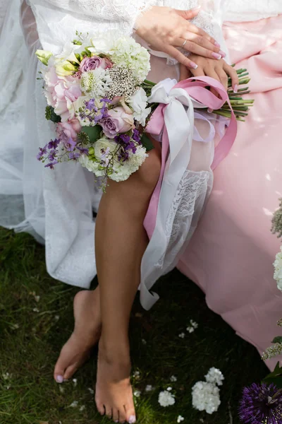 Mariée tenant un bouquet nuptial à genoux . Images De Stock Libres De Droits