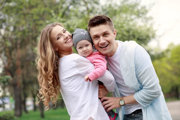 Heureuse jeune famille dans le parc Photo De Stock