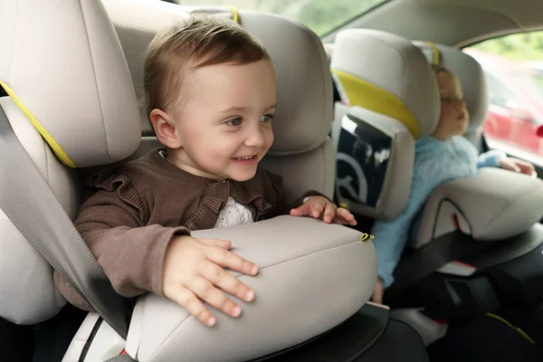 可爱的宝宝，在安全汽车座椅 图库图片