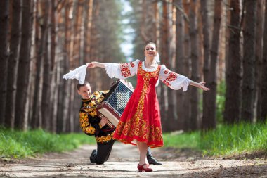 Mutlu çift doğa üzerinde Rus ulusal elbiseli