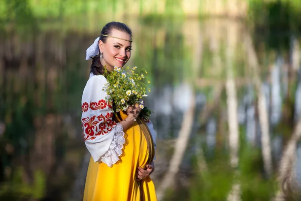 Gravid ung kvinna i naturen — Stockfoto