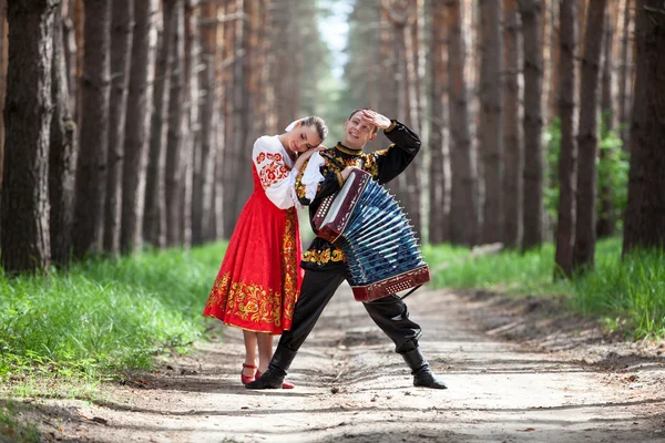 Пара о природе в русской национальной одежде — стоковое фото