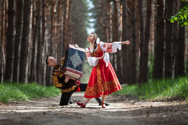 Пара танцоров в русских традиционных костюмах — стоковое фото
