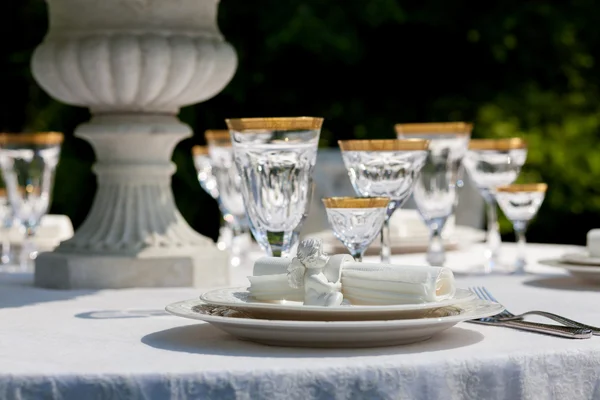 Un elegante entorno de mesa de comedor con servilleta y ganar vasos al aire libre —  Fotos de Stock