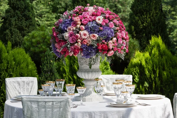 Ajuste de mesa en una recepción de boda de lujo — Foto de Stock