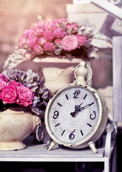 Çiçekli Retro çalar saat. Antika arka plan — Stok fotoğraf