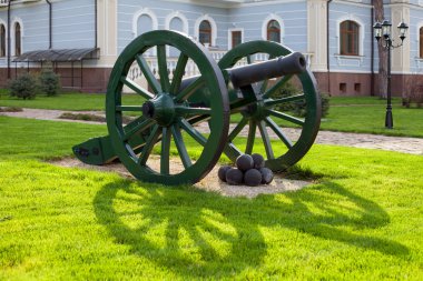 Açık havada çekirdekleri ile eski savaş topu