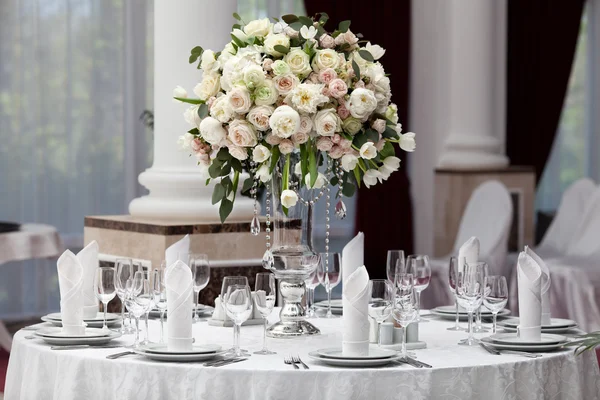 Cadre de table à une réception de mariage de luxe — Photo