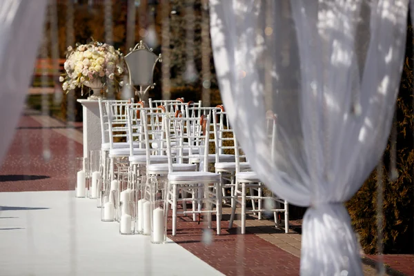 Sillas blancas en la ceremonia de boda — Foto de Stock