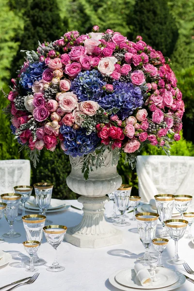 Cenário de mesa em uma recepção de casamento de luxo — Fotografia de Stock