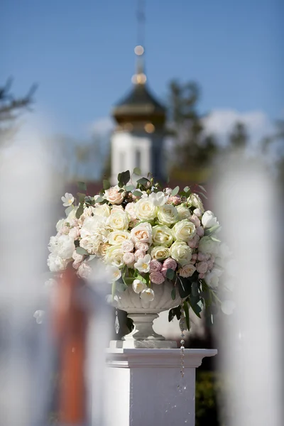 Bouquet di rose fresche colorate in vaso di ceramica — Foto Stock