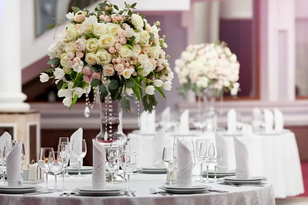 Ajuste de mesa en una recepción de boda de lujo — Foto de Stock