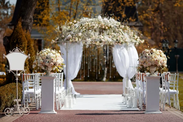 Arco de boda en el jardín — Foto de Stock