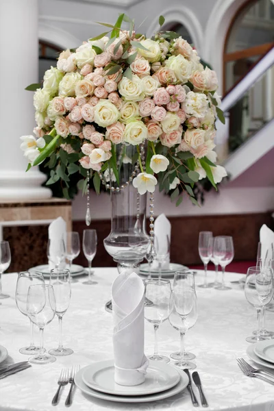 Прекрасный стол с розами — стоковое фото