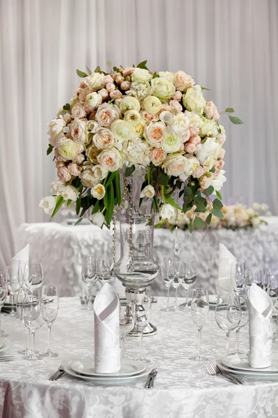 Ajuste de mesa fino con rosas —  Fotos de Stock