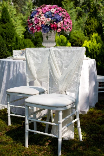 Las sillas para la boda en el jardín — Foto de Stock