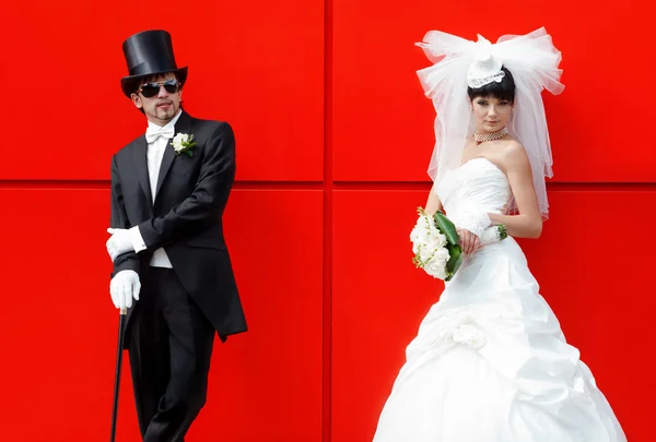 Sposa e sposo su uno sfondo rosso — Foto Stock