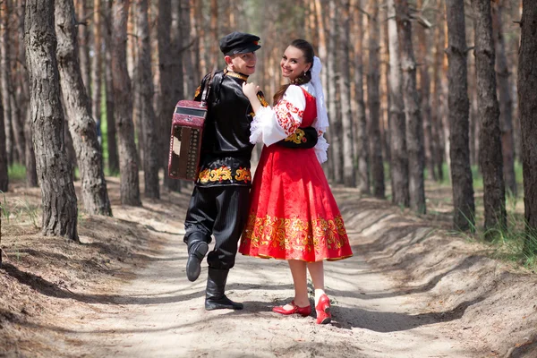 Casal em vestido nacional russo — Fotografia de Stock