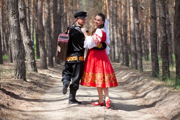 Pareja en vestido nacional ruso —  Fotos de Stock