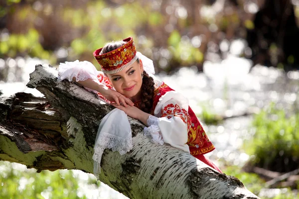 야외에서 러시아 국가 드레스 아름 다운 여자 — 스톡 사진