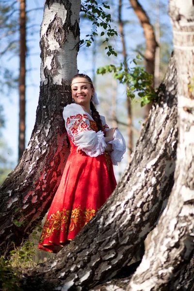 Krásná womanl v ruských národních krojích venku — Stock fotografie