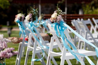 Düğün töreni sandalye ve bir buket gül