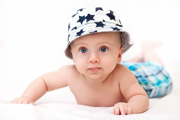 A criança em calças curtas e um chapéu — Fotografia de Stock