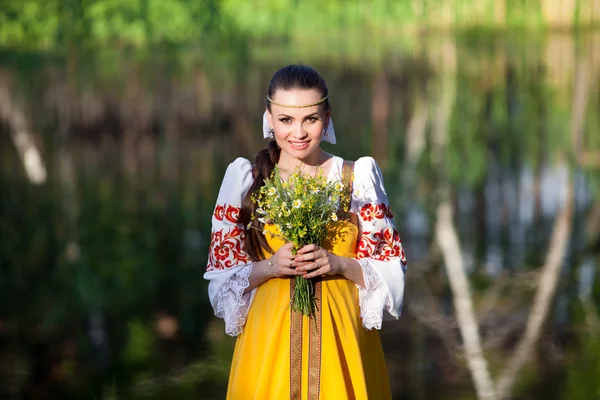 Schöne Mädchen in russischer Nationalkleidung im Freien — Stockfoto