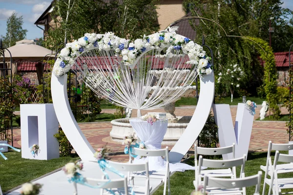 Oblouk a židle na svatební obřad — Stock fotografie
