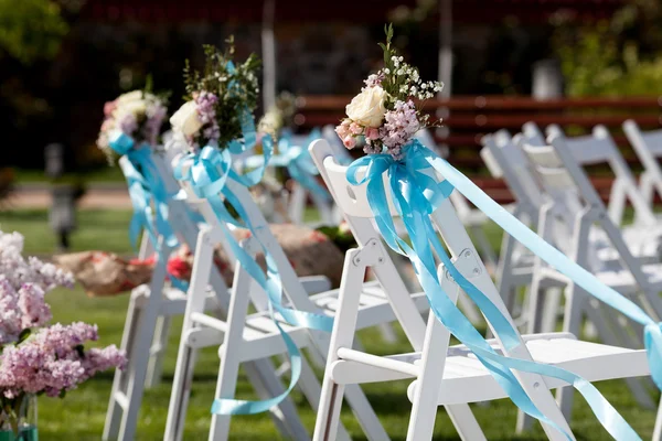 Sillas de ceremonia de boda y un ramo de rosas — Foto de Stock