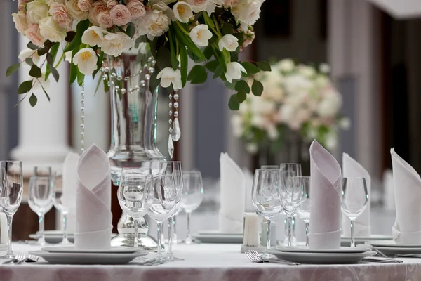 Tafelopstelling op een luxe trouwreceptie — Stockfoto