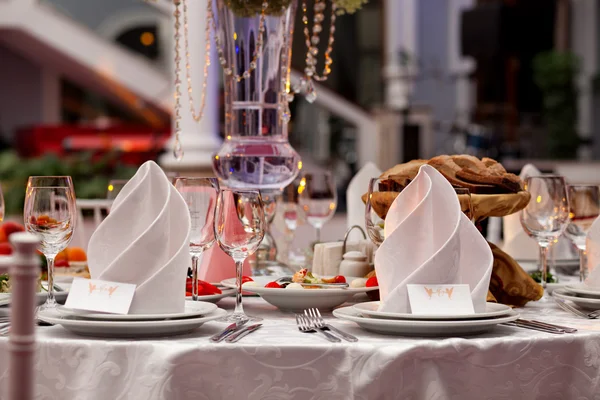 Restourant в таблиці, підготовлені для святкування подія — стокове фото
