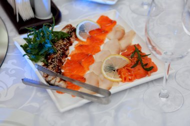 Limon, taze yeşil yaprakları ile balık yemek