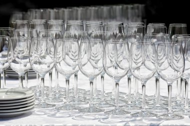 Şarap bardakları masada plakalı. Siyah arka plan