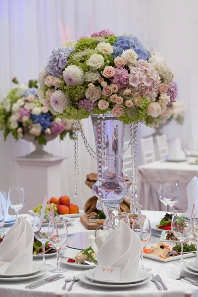 Virágok, poharak, szalvéta és az asztalra a bankett saláta. — Stock Fotó