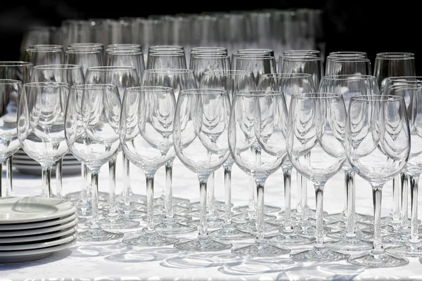 Wijnglazen met platen op de tafel. Zwarte achtergrond — Stockfoto