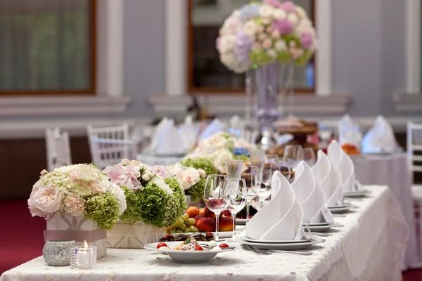 Wedding table setting decorated — Stock Photo, Image