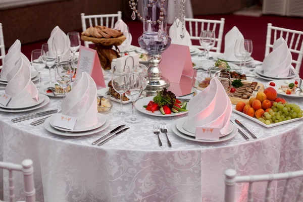 Servi pour une table de banquet. Verres à vin avec serviettes, verres et salades — Photo