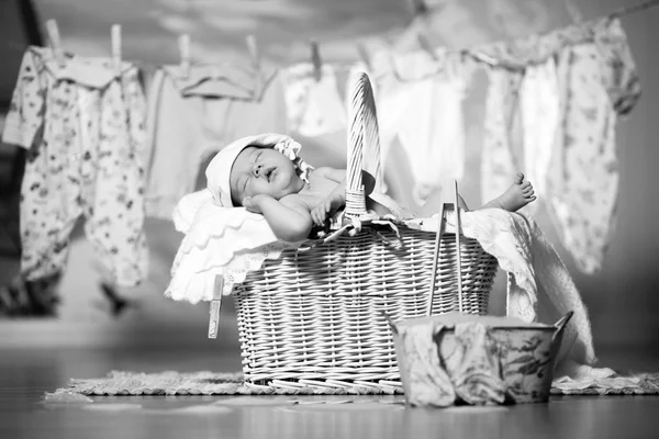 Nyfödda barn sover i en korg efter tvätt — Stockfoto