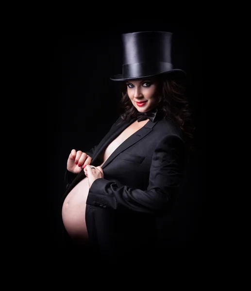 Těhotná žena v večerní šaty a klobouk válec — Stock fotografie