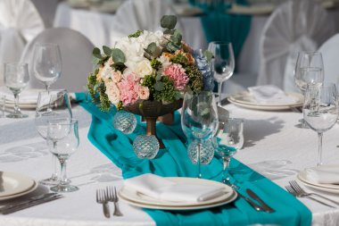 Turkuaz düğün için ayarlanan zerafet tablo