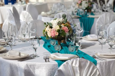 Turkuaz düğün için ayarlanan zerafet tablo