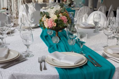 Turkuaz düğün için ayarlanan zerafet tablo