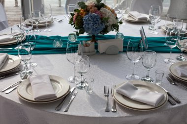 Turkuaz düğün için ayarlanan zerafet tablo