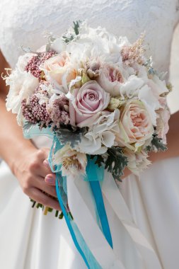 Çiçekli gelin, yakın plan.