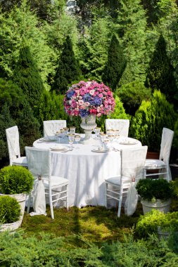 Lüks bir düğün resepsiyonunda masa ayarı.