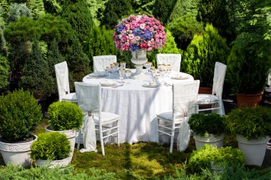 Lüks bir düğün resepsiyonunda masa ayarı.