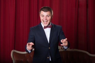 Mutlu genç adam ceket ve papyon pozitif ifade