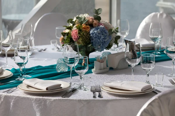 Table élégante mise en place pour le mariage en turquoise — Photo