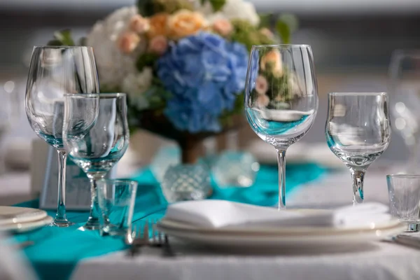 Elegancia mesa puesta para boda en turquesa — Foto de Stock